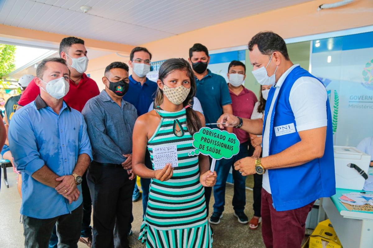 Jovens de 18 e 19 lotam postos de vacinação contra Covid-19 em Parintins nesta segunda