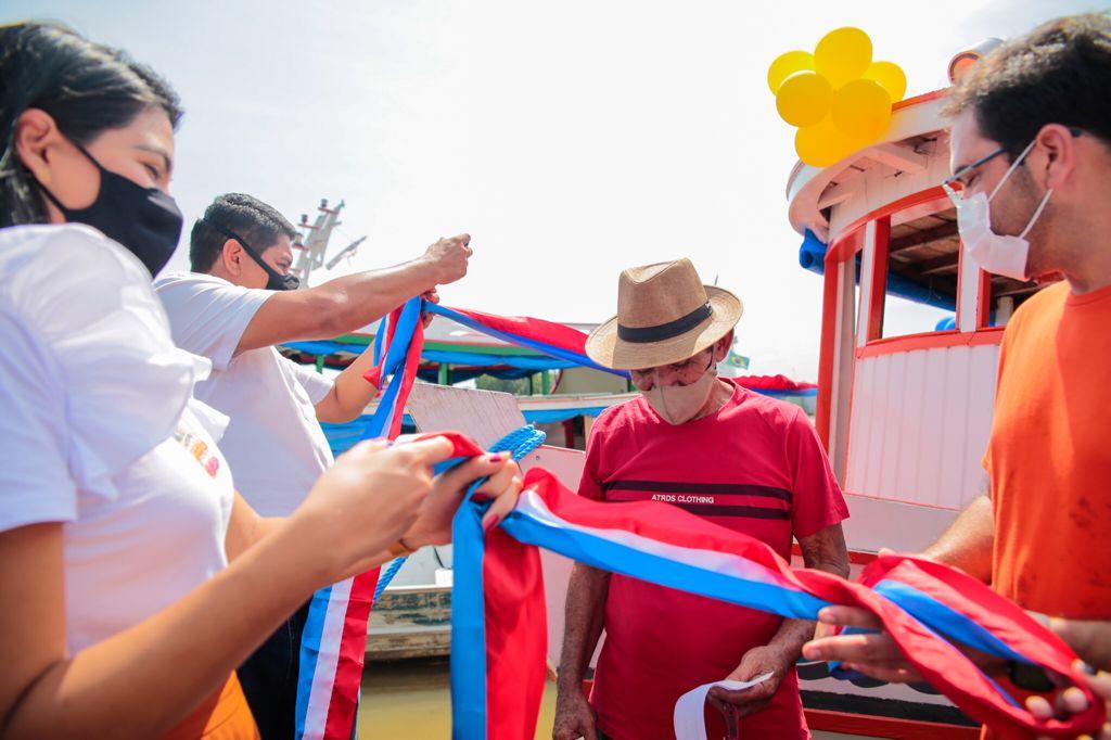 Bi Garcia e amigos doam novo barco a família que teve bem incendiado injustamente