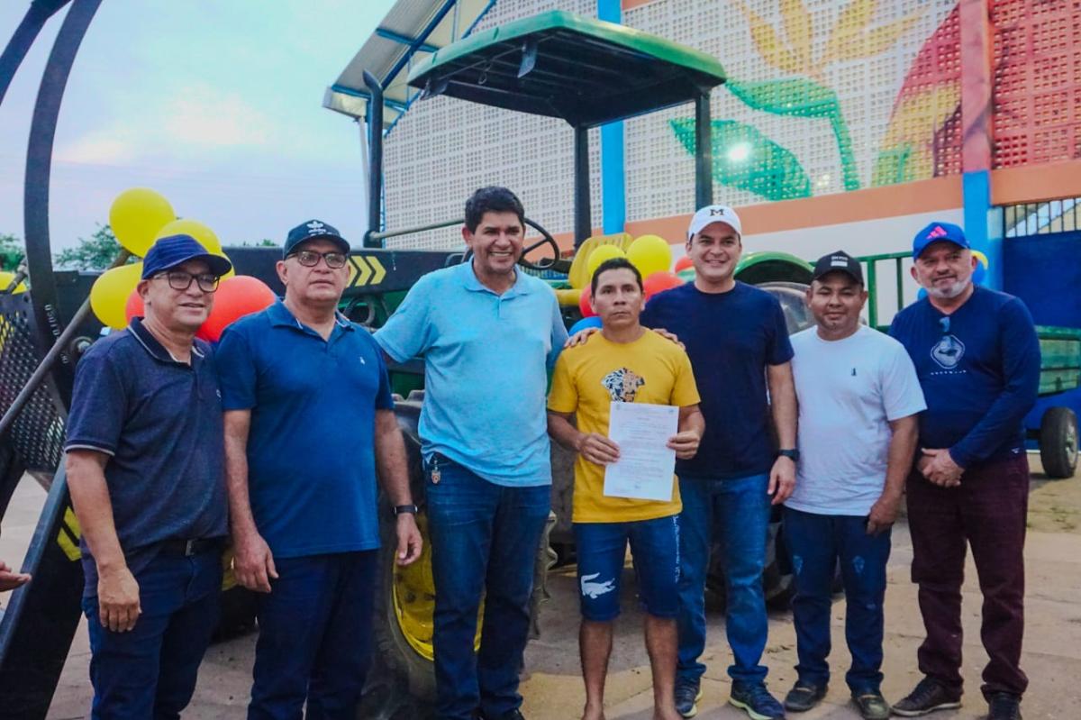 Prefeitura de Parintins entrega duas carretas agrícolas para a região da Valéria