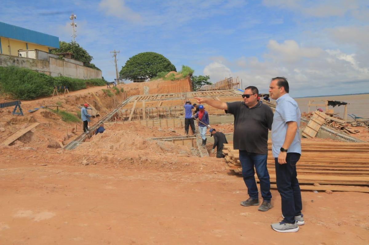 Prefeito Mateus Assayag vistoria obras do muro de arrimo