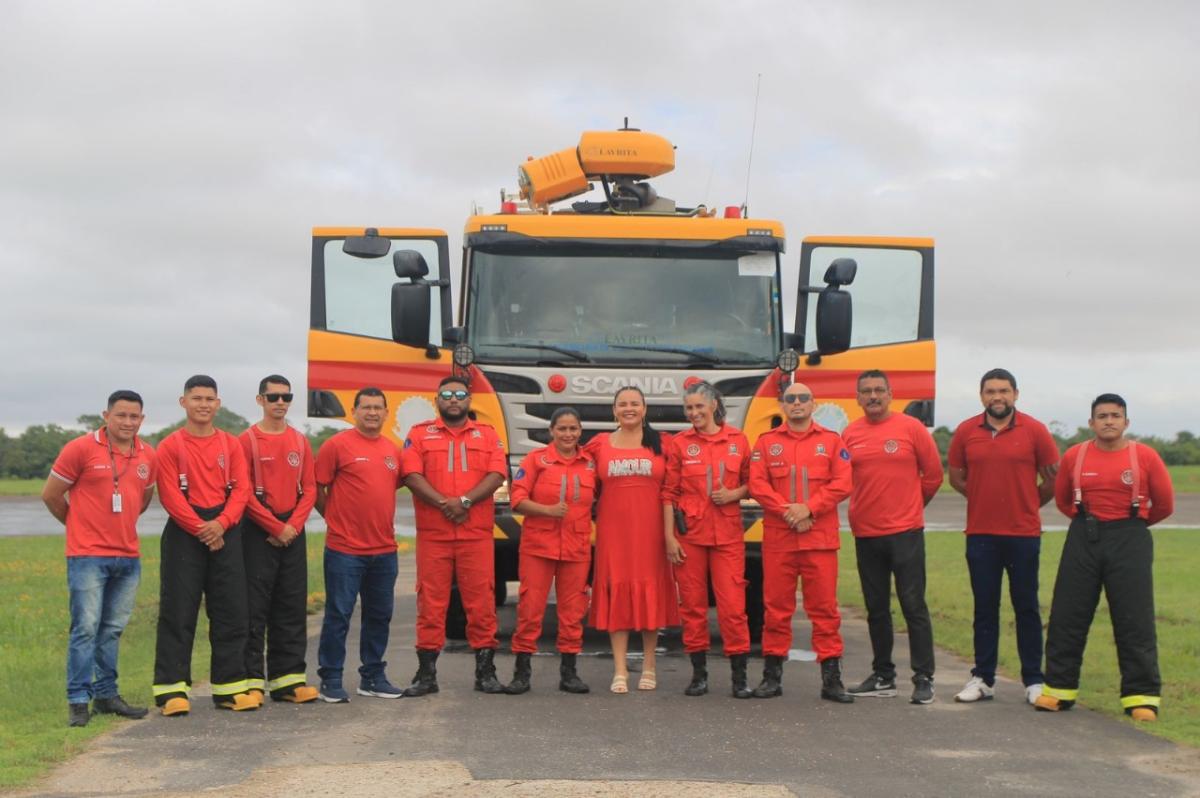 Vanessa Gonçalves prestigia posse da primeira bombeira a conduzir carro de combate a incêndio, em Parintins
