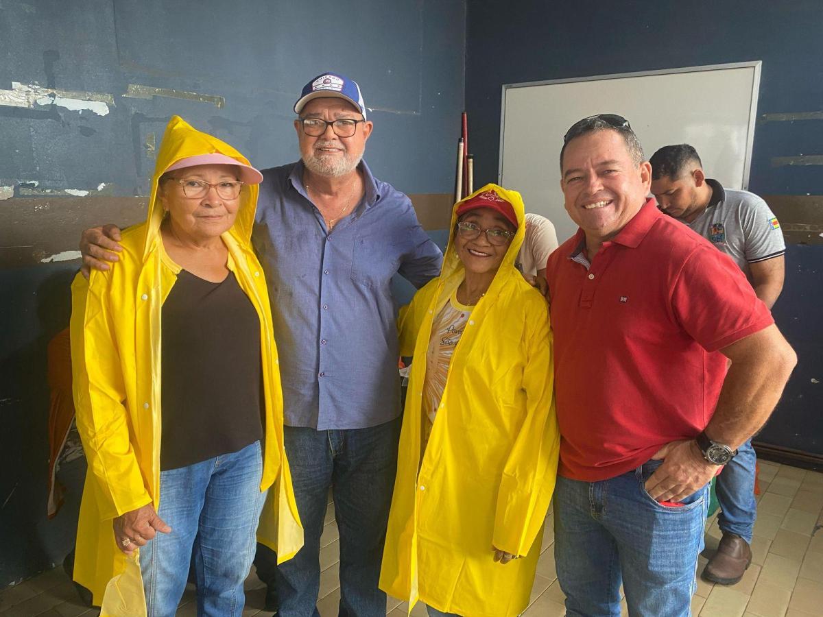 Equipamentos de proteção são entregues à equipe de Limpeza de Parintins