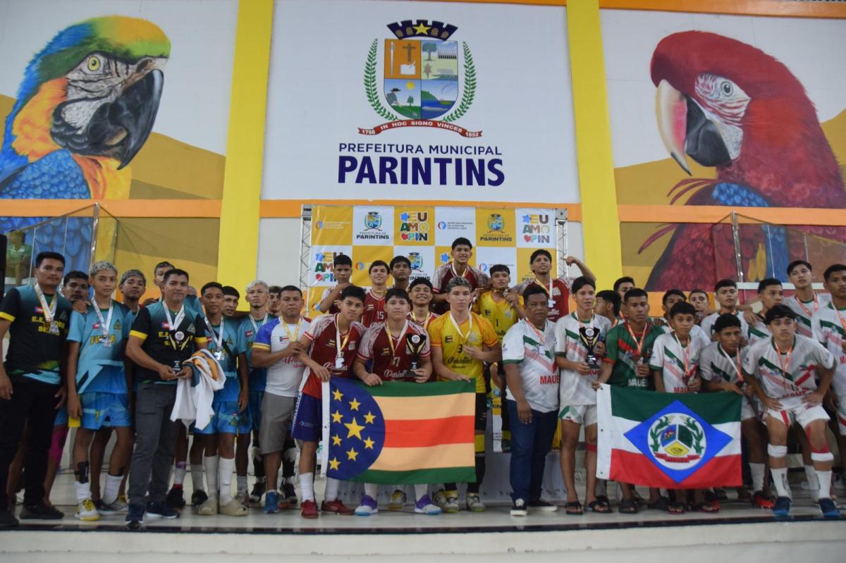 Jogando em casa, Parintins levanta troféu de campeão do 46° Jogos Escolares do Pólo III