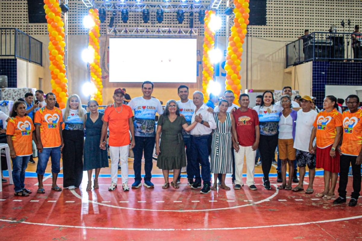 Programa do Idoso é reaberto no Caburi e mães ganham prêmios em noite de festa