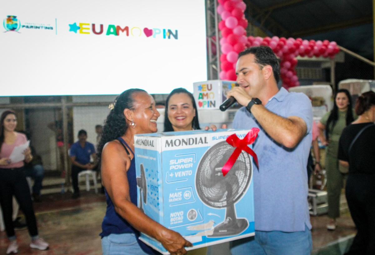 Prefeitura de Parintins presente na zona rural: Mateus Assayag presenteia mães do Zé Açu e região