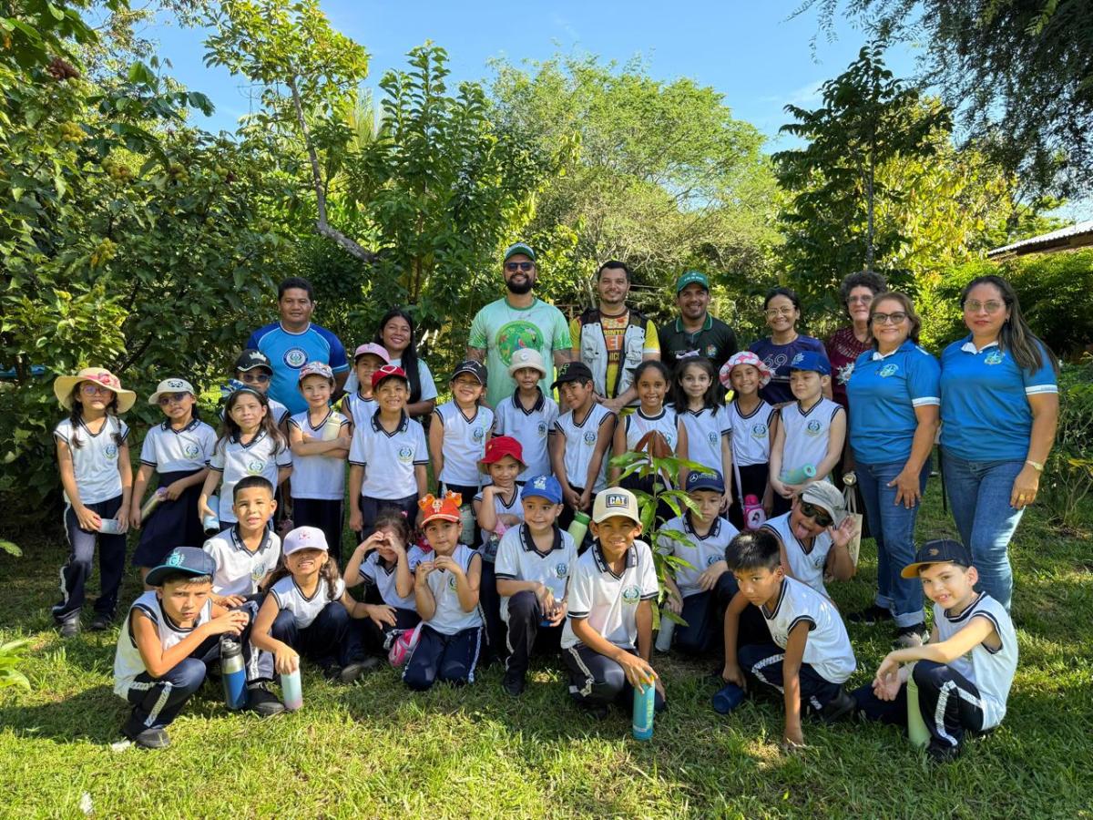 Prefeitura de Parintins leva conhecimento sobre a criação de abelhas sem ferrão para alunos do Colégio Batista