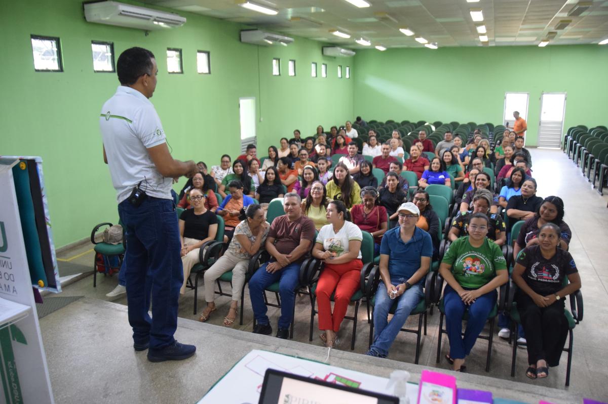 Prefeitura de Parintins e UEA promovem capacitação com professores da rede municipal