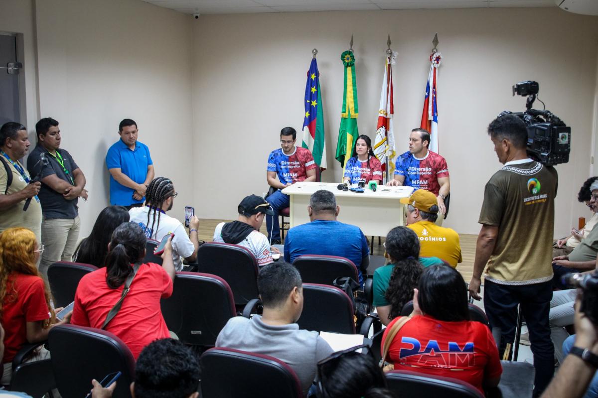 MPAM reúne autoridades e associações em Parintins para combater ocupação irregular e venda de lugares nas Galeras do Bumbódromo