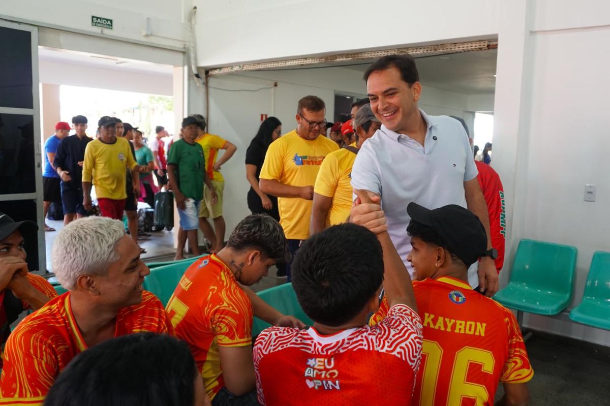 Prefeito Mateus Assayag prestigia embarque dos atletas para Jogos Escolares, em Manaus