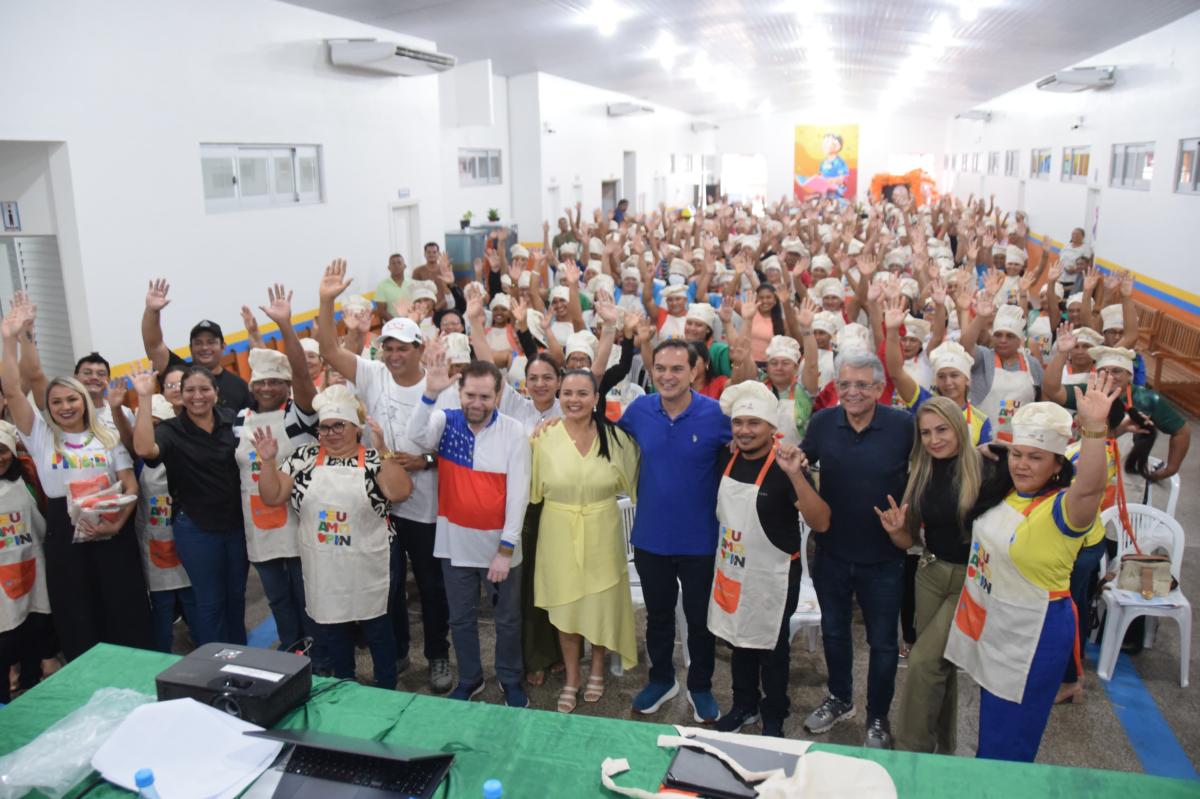 Manipuladores de alimentos da rede municipal de educação participam de formação continuada