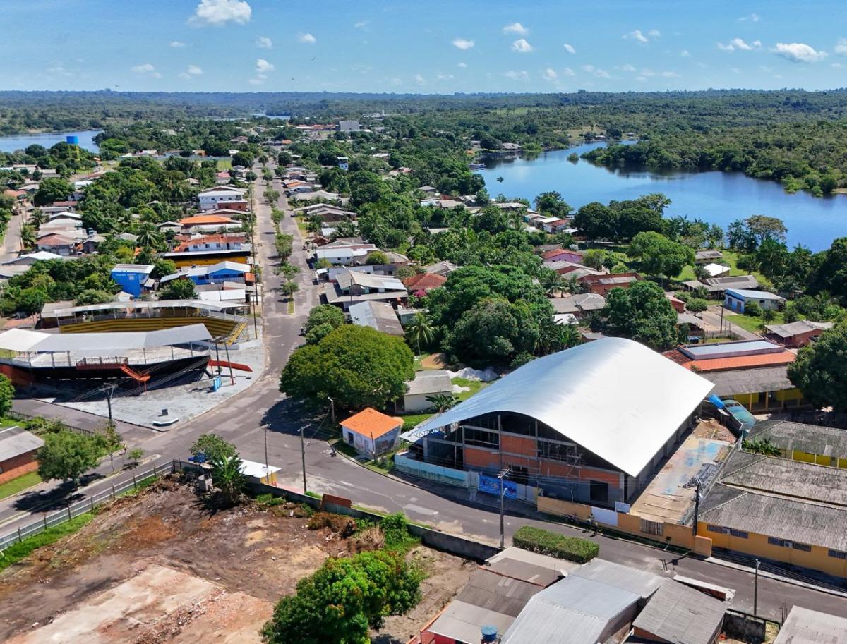 Prefeitura de Parintins acompanha obras do primeiro ginásio poliesportivo do Mocambo