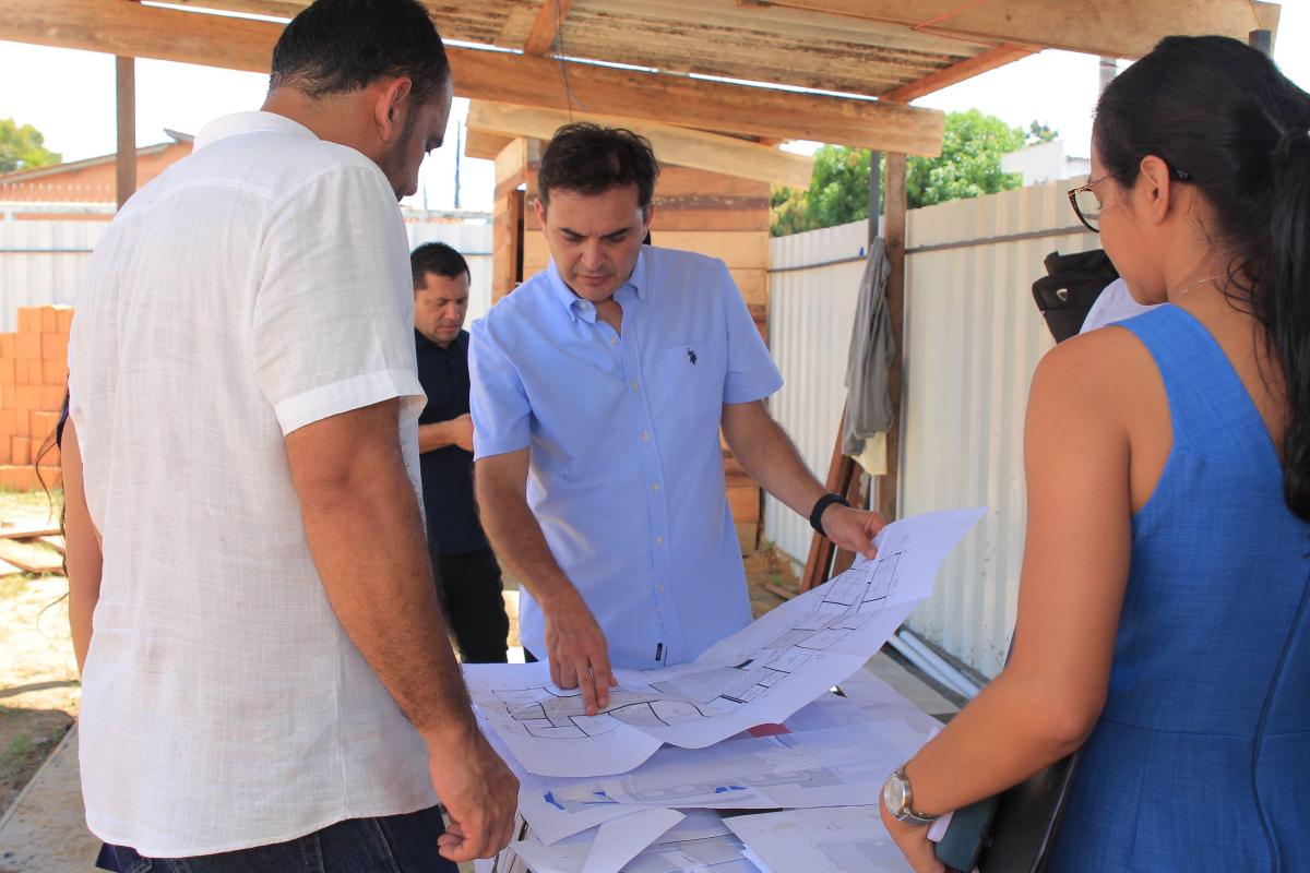 Prefeito Mateus Assayag vistorias obras com investimentos na saúde, educação e esporte