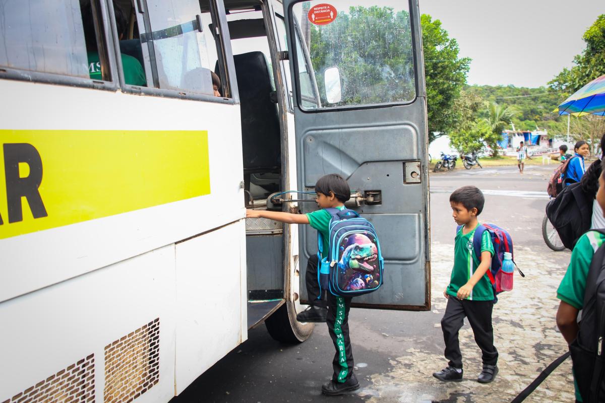 Prefeitura de Parintins entrega micro-ônibus à Escola Municipal Santa Maria, no Mocambo