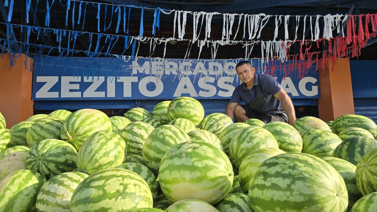 Prefeitura de Parintins apoia comercialização de melancia do Aduacá no Mercado Zezito Assayag neste domingo