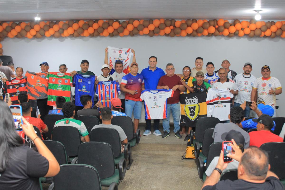 Prefeitura de Parintins incentiva esporte com distribuição de kits esportivos para disputa do Parintinzão 2025