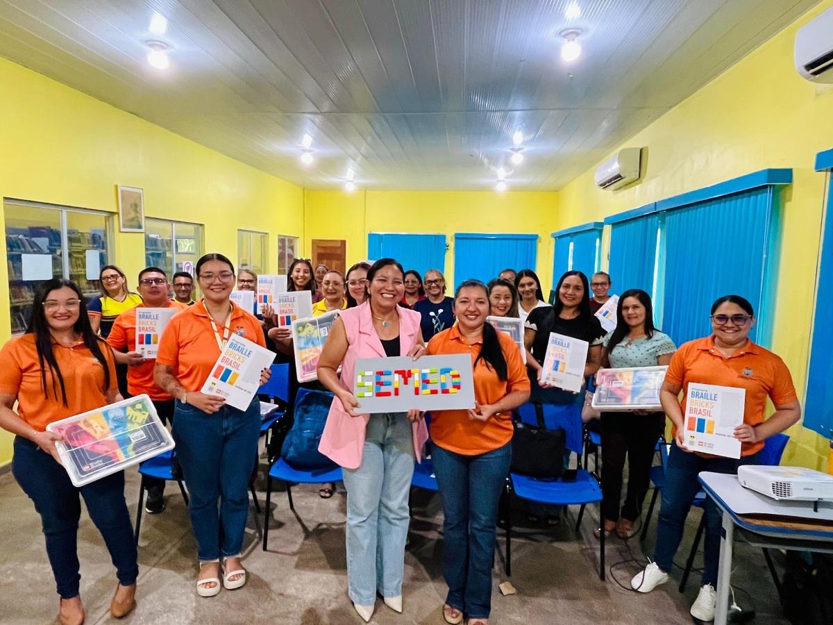 Professores da rede municipal recebem recurso pedagógico inovador para alfabetização inclusiva