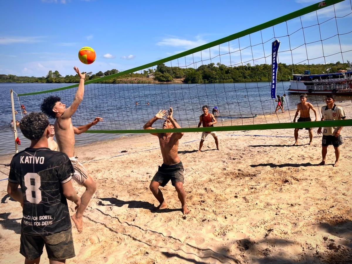 Com apoio da Prefeitura de Parintins, Festival de Verão do Caburi proporciona lazer e esporte à Praia Brilho do Banzeiro