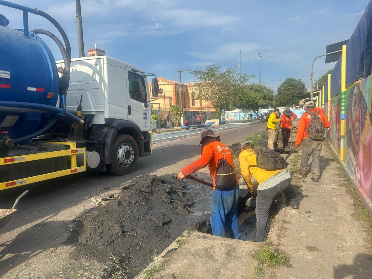Serviços de drenagem seguem em andamento nos bairros de Parintins