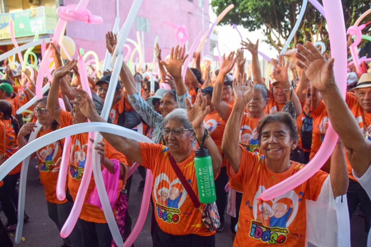 Idosos encerram programação especial com caminhada festiva