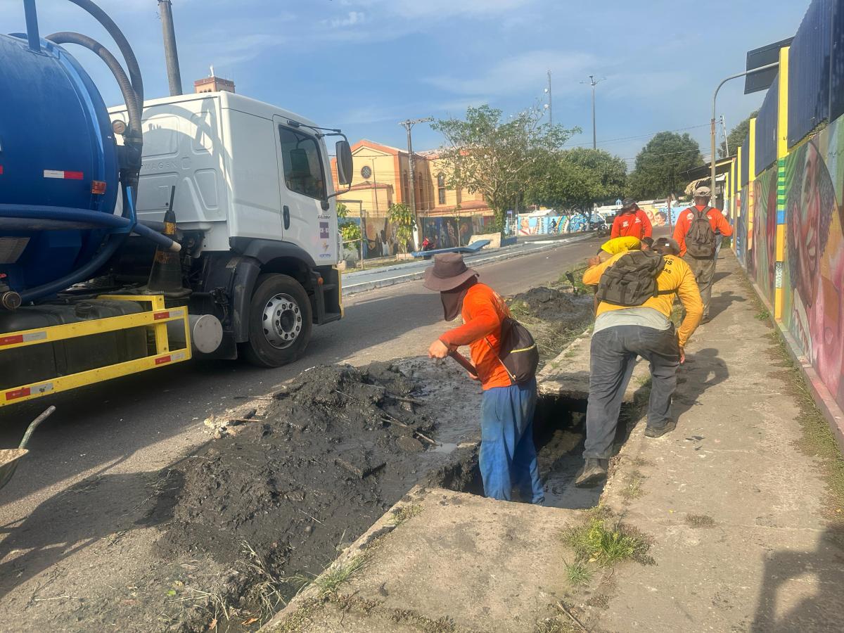 Prefeitura de Parintins realiza limpeza de mais de 49 km de bueiros; Serviços de drenagens mostram resultados positivos