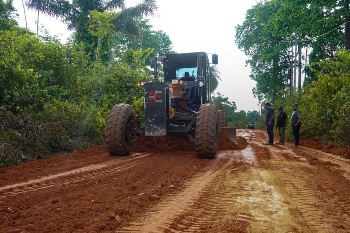 Mais 5 km de vicinais da Vila Amazônia recebem serviços de limpeza e regularização