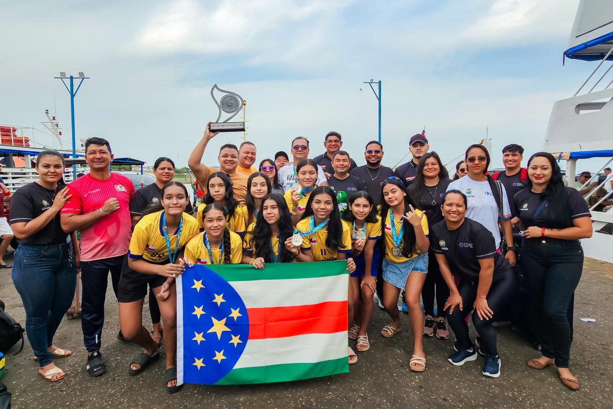 Reconhecimento: Handebol feminino, vice-campeão no JEBS, é recebido com festa em retorno a Parintins