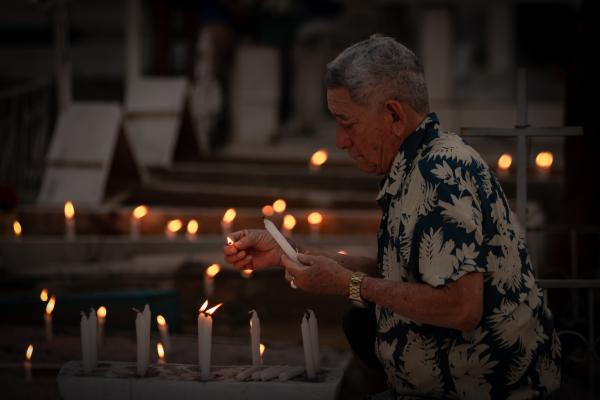 Homenagens: Alumiação no Cemitério Municipal São José reverencia finados 