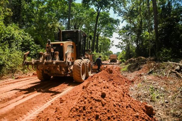 Prefeito Mateus Assayag e vice-prefeita Vanessa Gonçalves fiscalizam serviços em estrada e ramais do Zé Açu