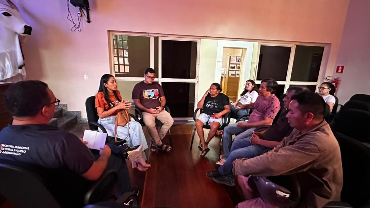 Reunião com artesãos discute ocupação e reordenamento dos boxes do Mercado Luiz Gonzaga