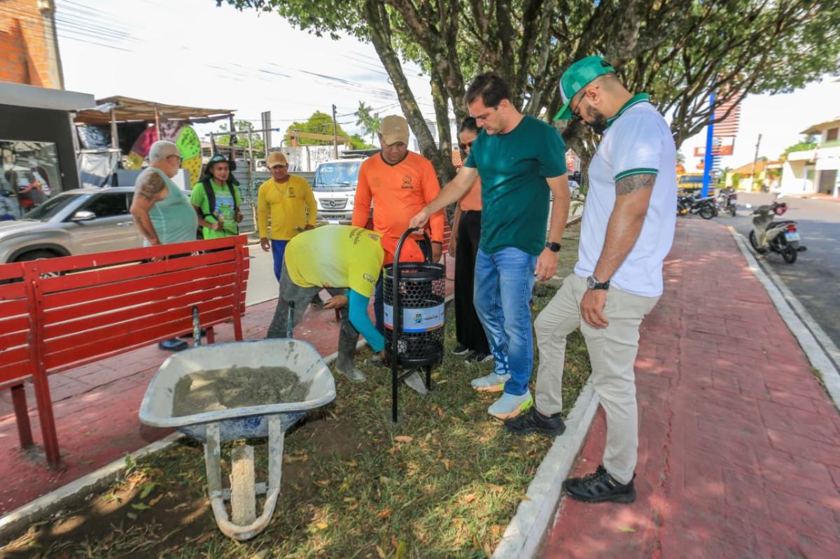 Prefeito Mateus Assayag incentiva o descarte correto com instalação pioneira de lixeiras públicas em Parintins