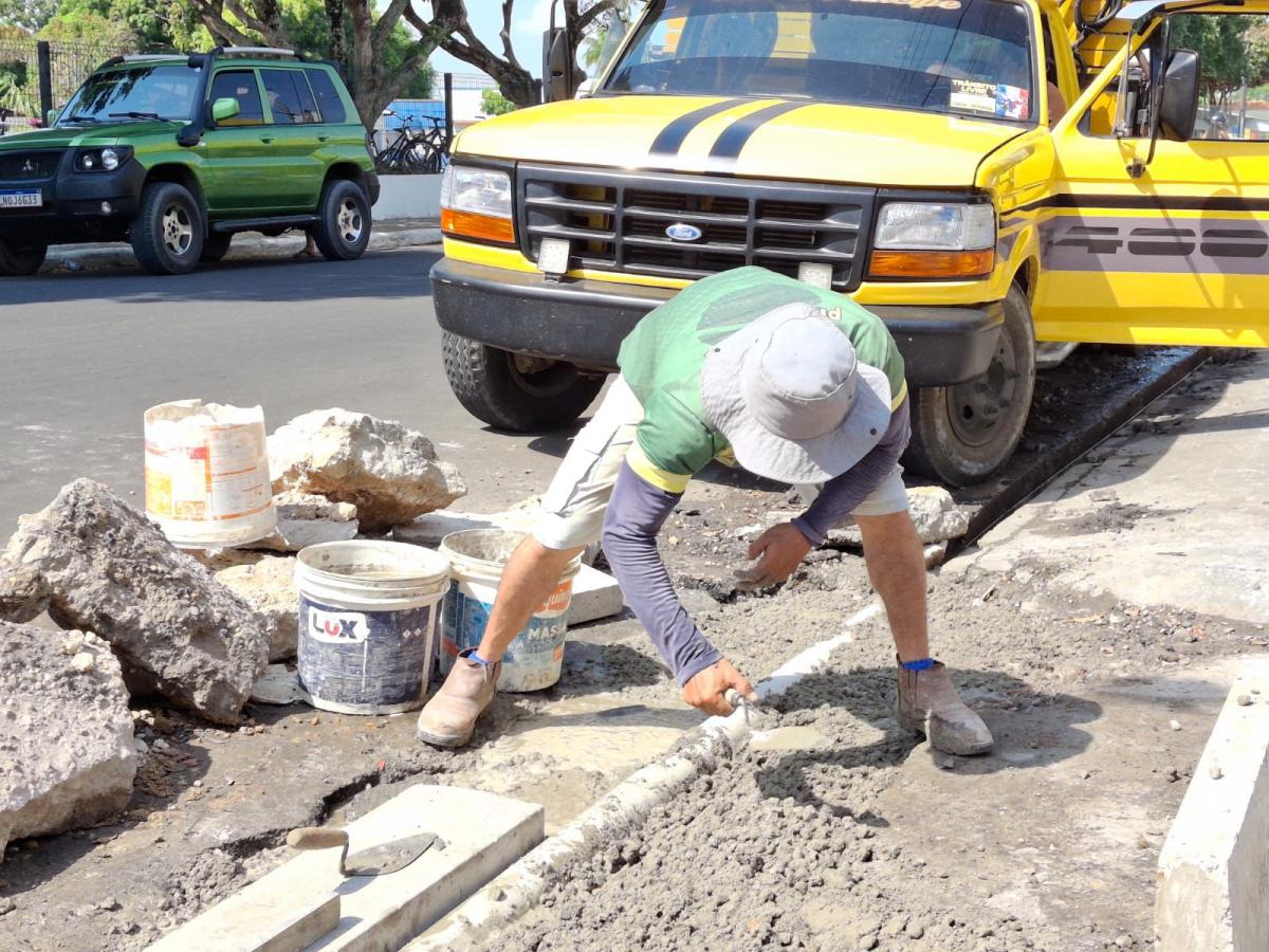Recuperação de canaletas melhora escoamento e mobilidade na Avenida Nações Unidas