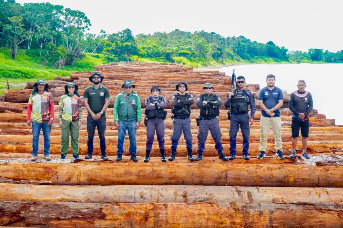 Prefeitura de Parintins fiscaliza carga de madeira em trânsito durante a Operação Sentinela Verde