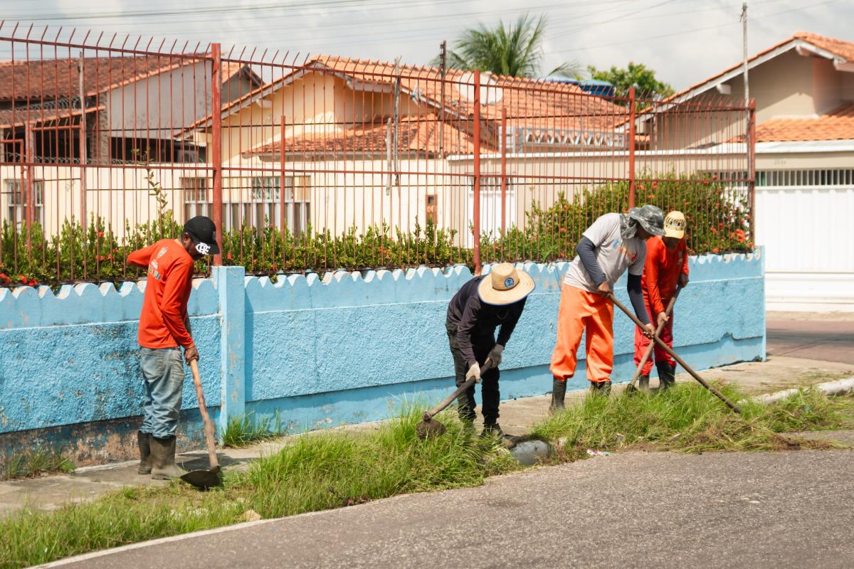 Mutirão de limpeza avança com capina, roçagem e remoção de resíduos nas ruas de Parintins