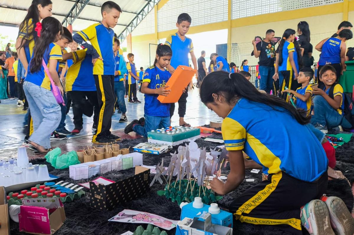 Projetos e atividades pedagógicas voltados à reciclagem são destacados em feira promovida pela Escola Irmã Cristine