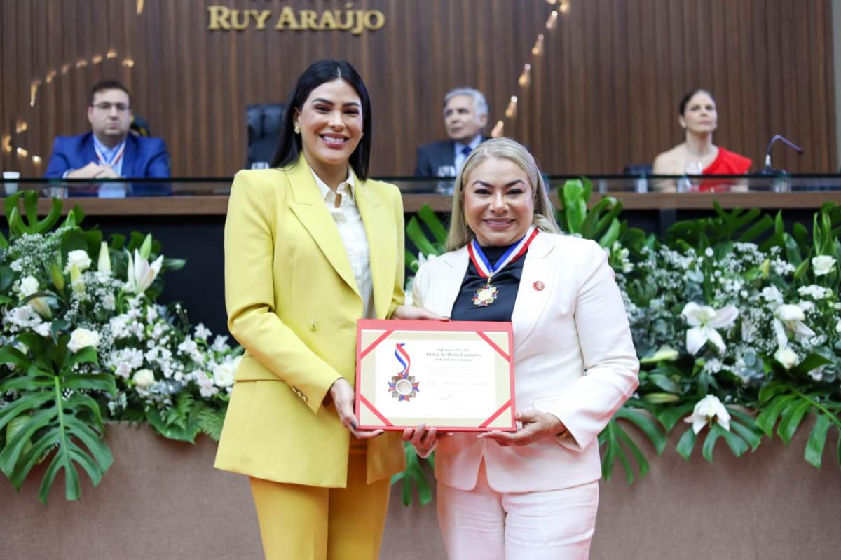 Secretária de Assistência Social de Parintins, Zeila Cardoso, recebe Medalha do Mérito na Assembleia do Amazonas