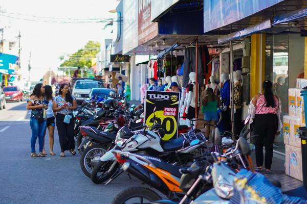 Prefeitura de Parintins antecipa segunda parcela do 13º salário e injeta mais de R$ 7 milhões na economia local