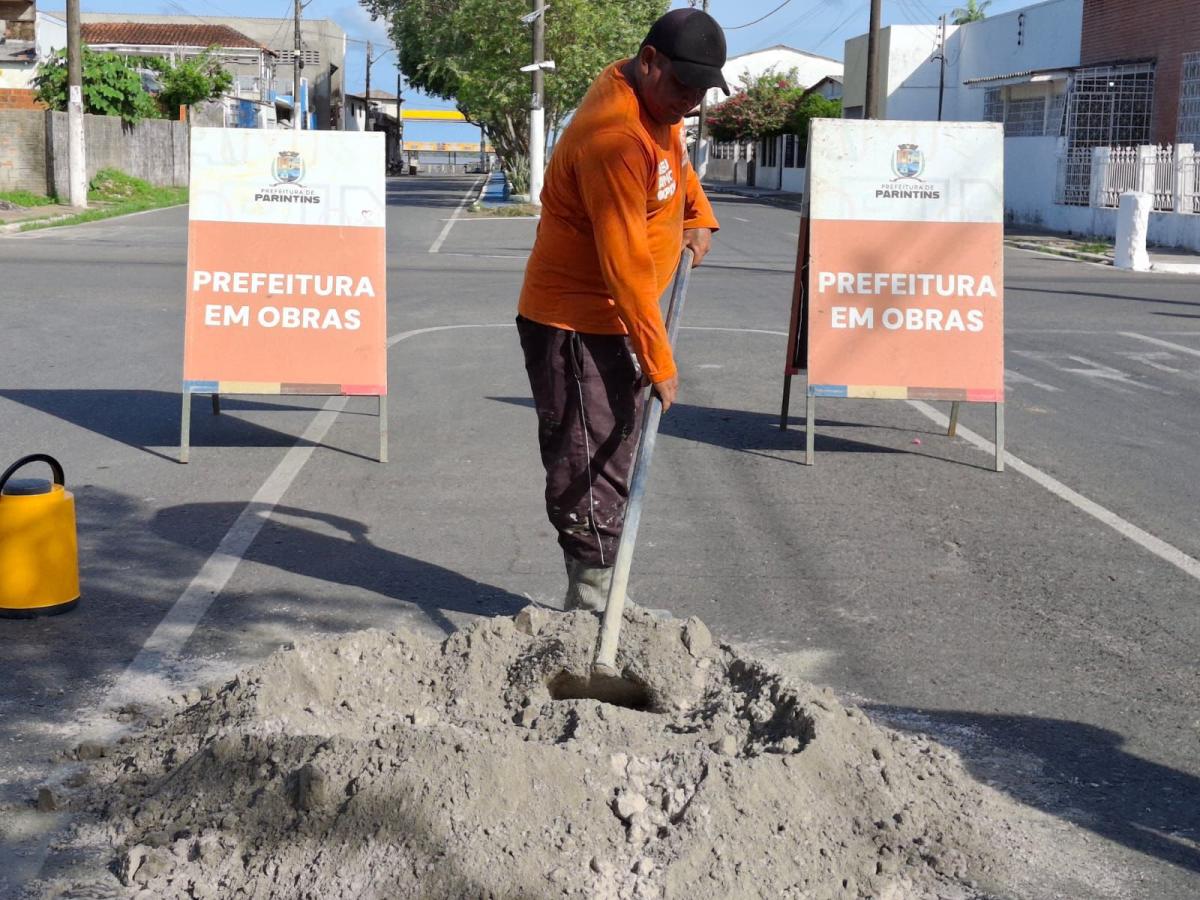 Serviços operacionais da Prefeitura avançam na recuperação de calçadas nas avenidas de Parintins