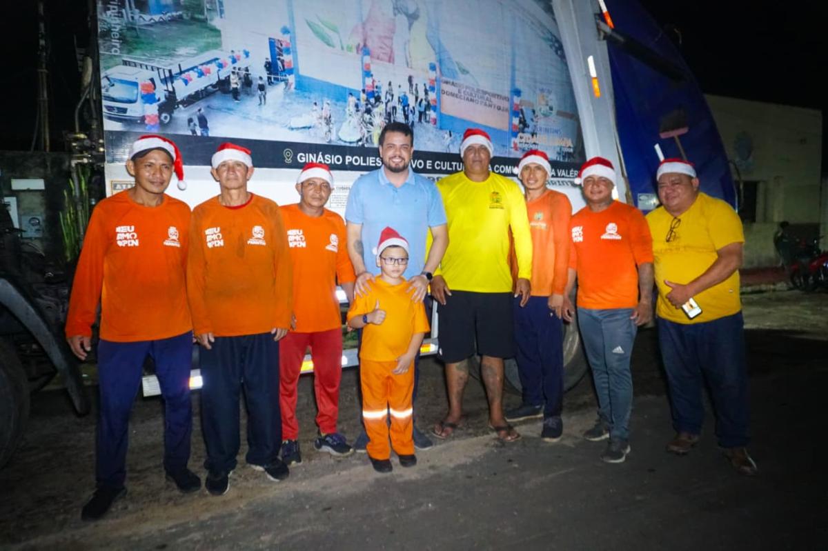 Natal Especial: Nicolas, 5 anos, recebe equipe da limpeza pública e emociona coletores