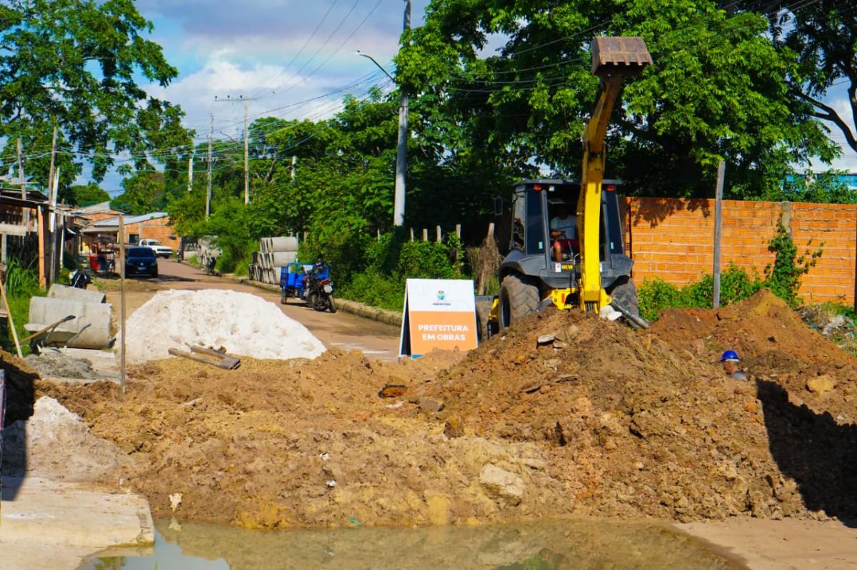 Obras de drenagem seguem em ritmo acelerado na rua que dá acesso ao clube Cabos e Soldados
