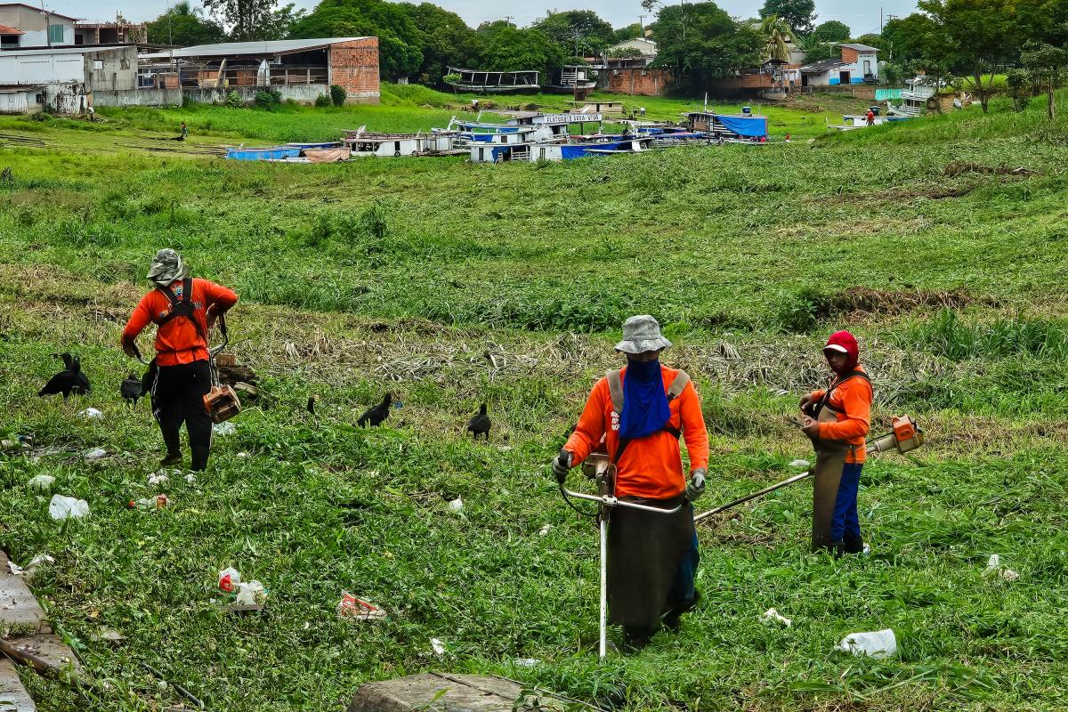 Prefeitura de Parintins realiza mutirão de limpeza na Orla da Francesa