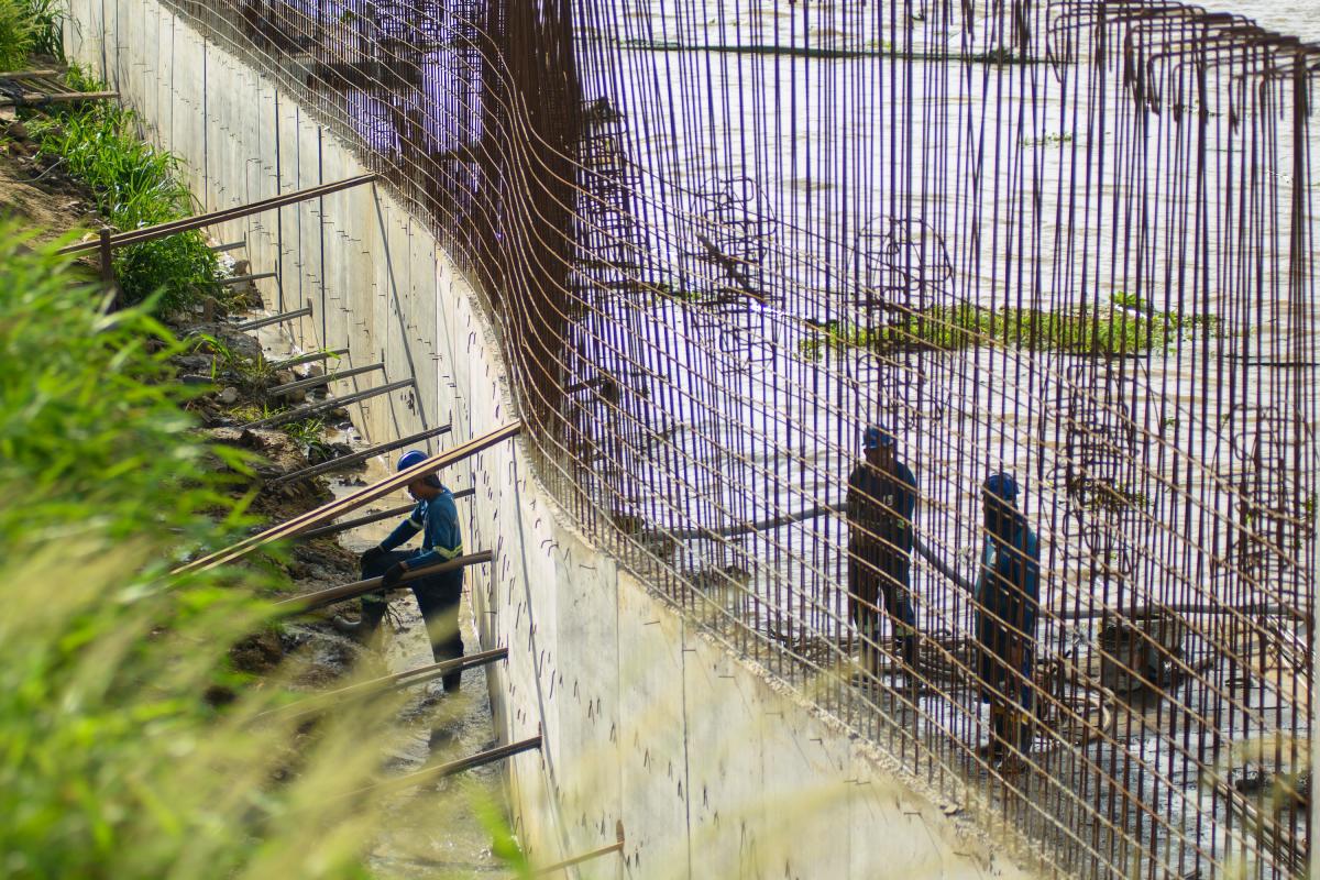 Obras do muro de arrimo avançam e chegam a 50% de execução em Parintins