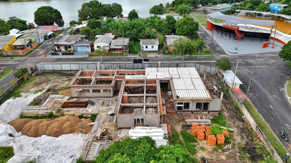 Prefeitura de Parintins acompanha construção de UBS no Mocambo e Caburi; Obras chegam a 50%