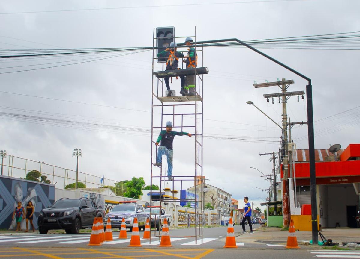 Prefeitura de Parintins amplia a modernização da sinalização viária com semáforos em três cruzamentos da cidade 