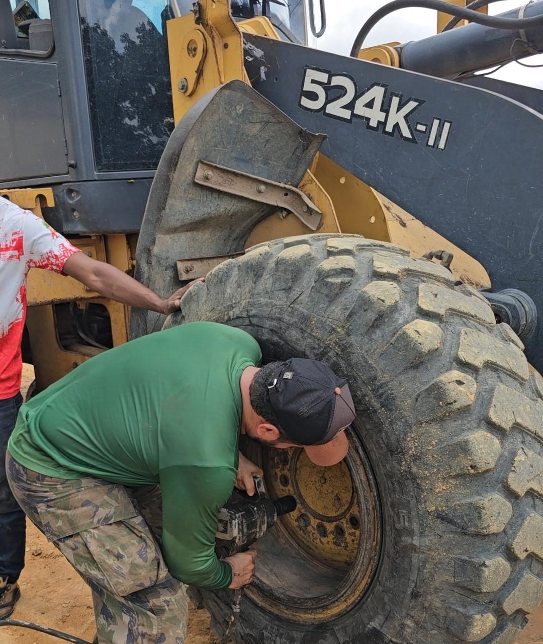 Prefeitura de Parintins intensifica manutenção de máquinas pesadas no Caburi e Mocambo