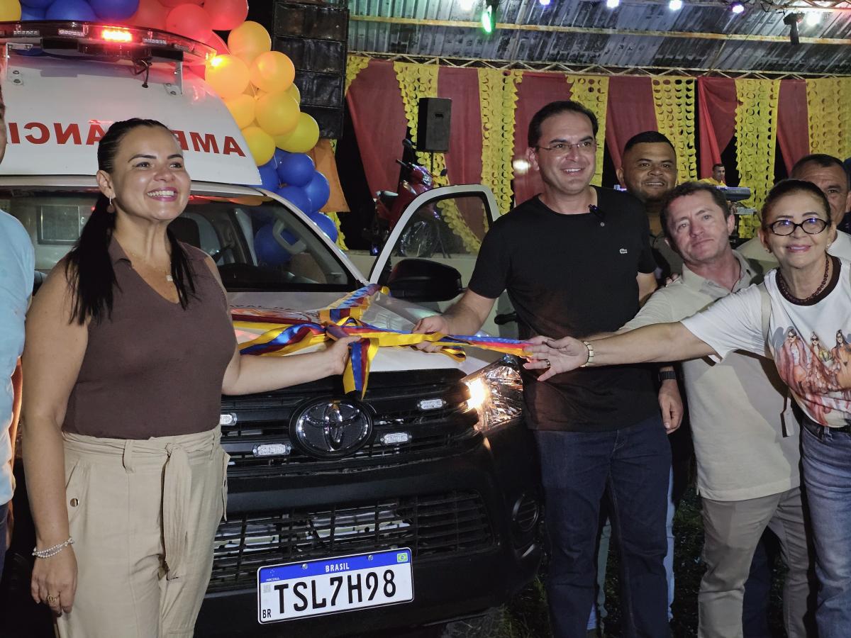 Prefeitura de Parintins entrega  ambulancha e ambulância em maratona no Caburi