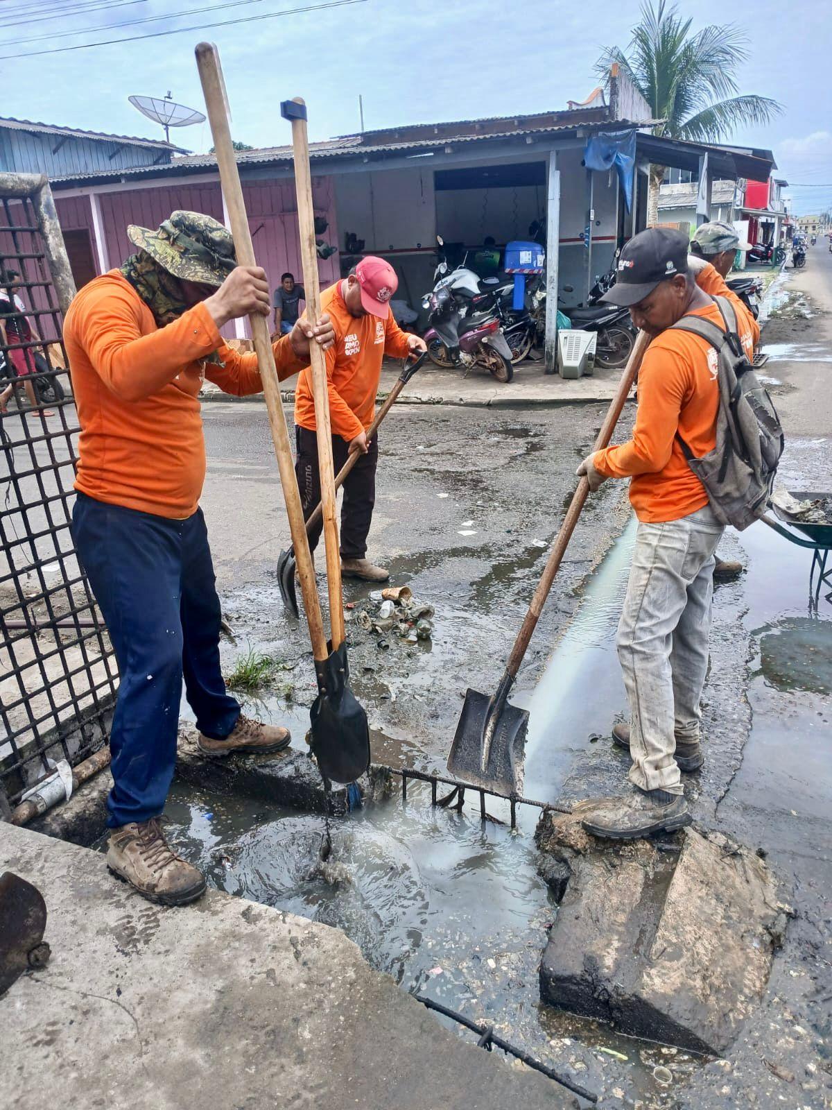 Ação conjunta garante limpeza de bueiros e prevenção de alagamentos em Parintins