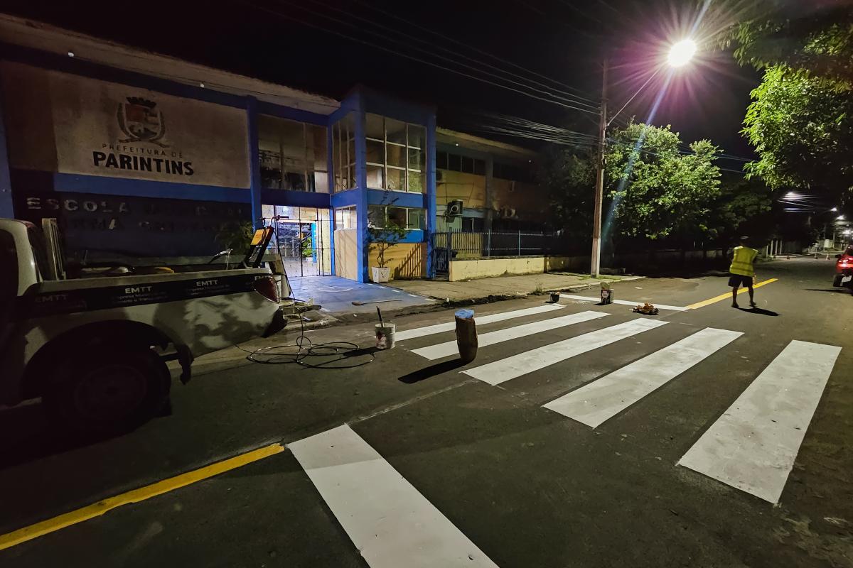 Faixas de pedestres garantem mais segurança para alunos da rede municipal em Parintins