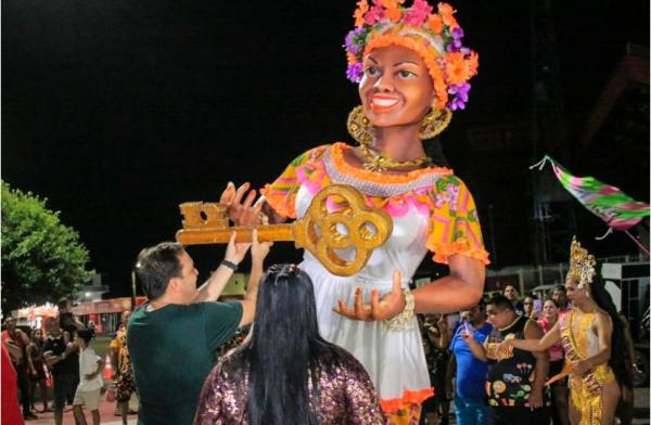 Kamélia chega a Parintins nesta sexta-feira e abre programação do Carnailha 2026