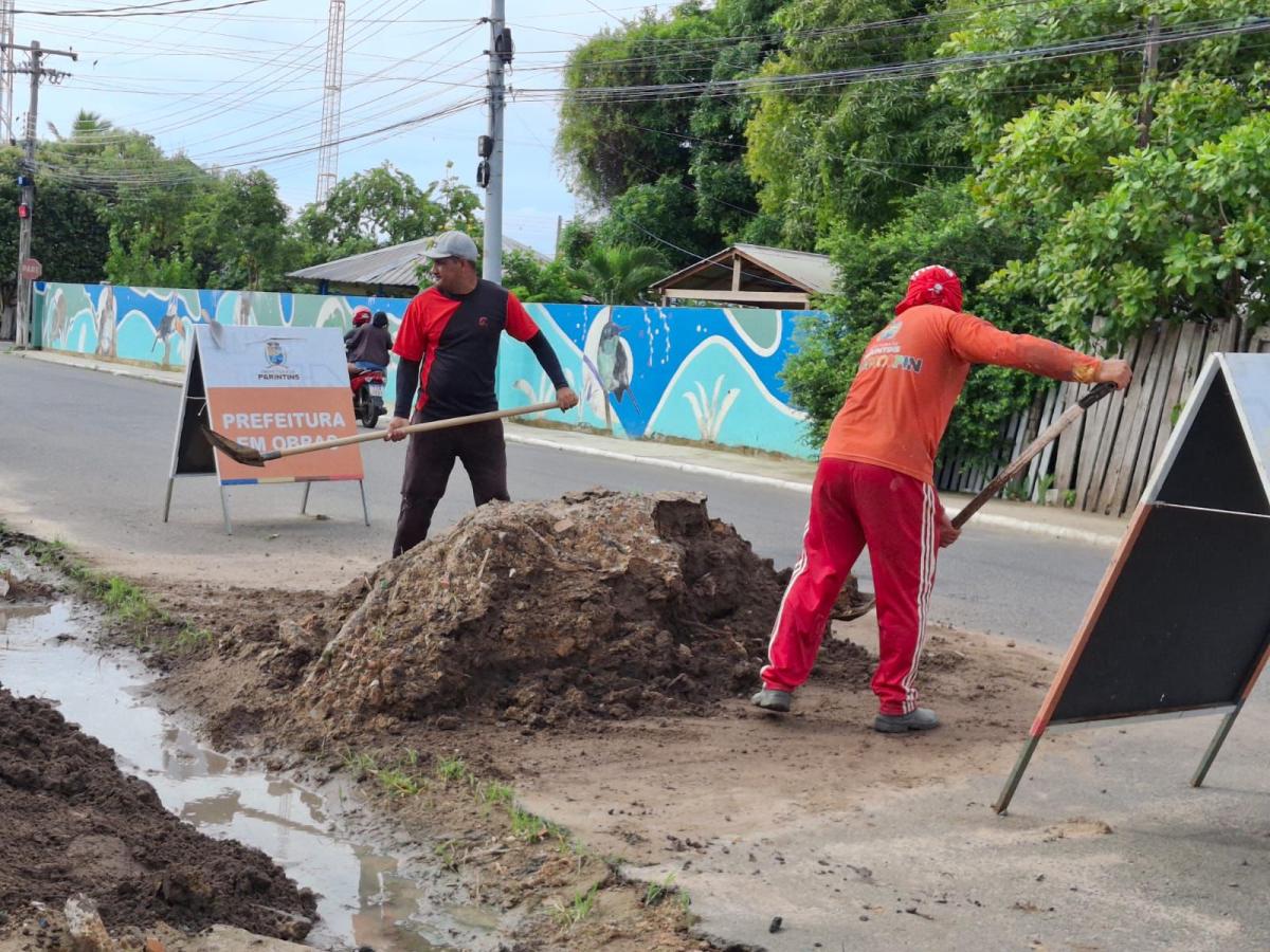 Obras de meio-fio e calçada melhoram mobilidade na rua Paes de Andrade