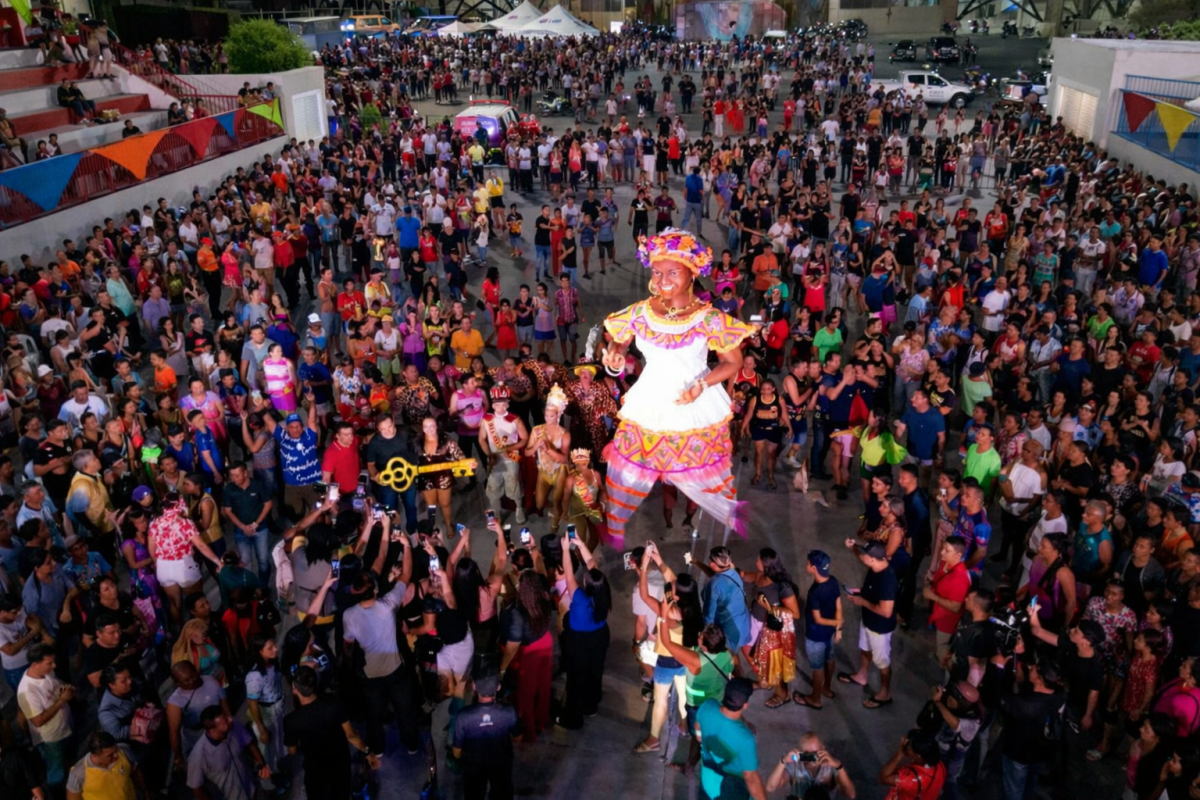 Chegada da Kamélia e festas alternativas abrem Carnaval em Parintins